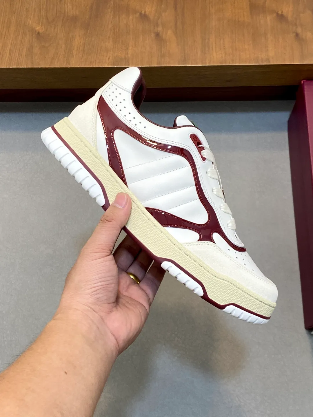 Men's Shoes 💰660 𝐆𝐮𝐜𝐜𝐢 𝐑𝐞-𝐖𝐞𝐛 As the first sneaker created by Sabato De Sarno for Gucci, the Re-Web series reinterprets the brand's classic stripes and sets off the modern silhouette design with bold and unique details. These shoes are crafted from white leather. This new sneaker is ingeniously decorated with many of the brand's classic details, and is equipped with a bright red and green webbing tongue, which will make people fall in love at first sight. White leather treated with a special process for softness and luster, with an embossed grainy texture. Script Gucci logo and interlocking G web label with Interlocking G and script Gucci logo. Rubber outsole with interlocking G detail eyelets. Web tongue. Size: 39-44 (customized for sizes 38 and 45)